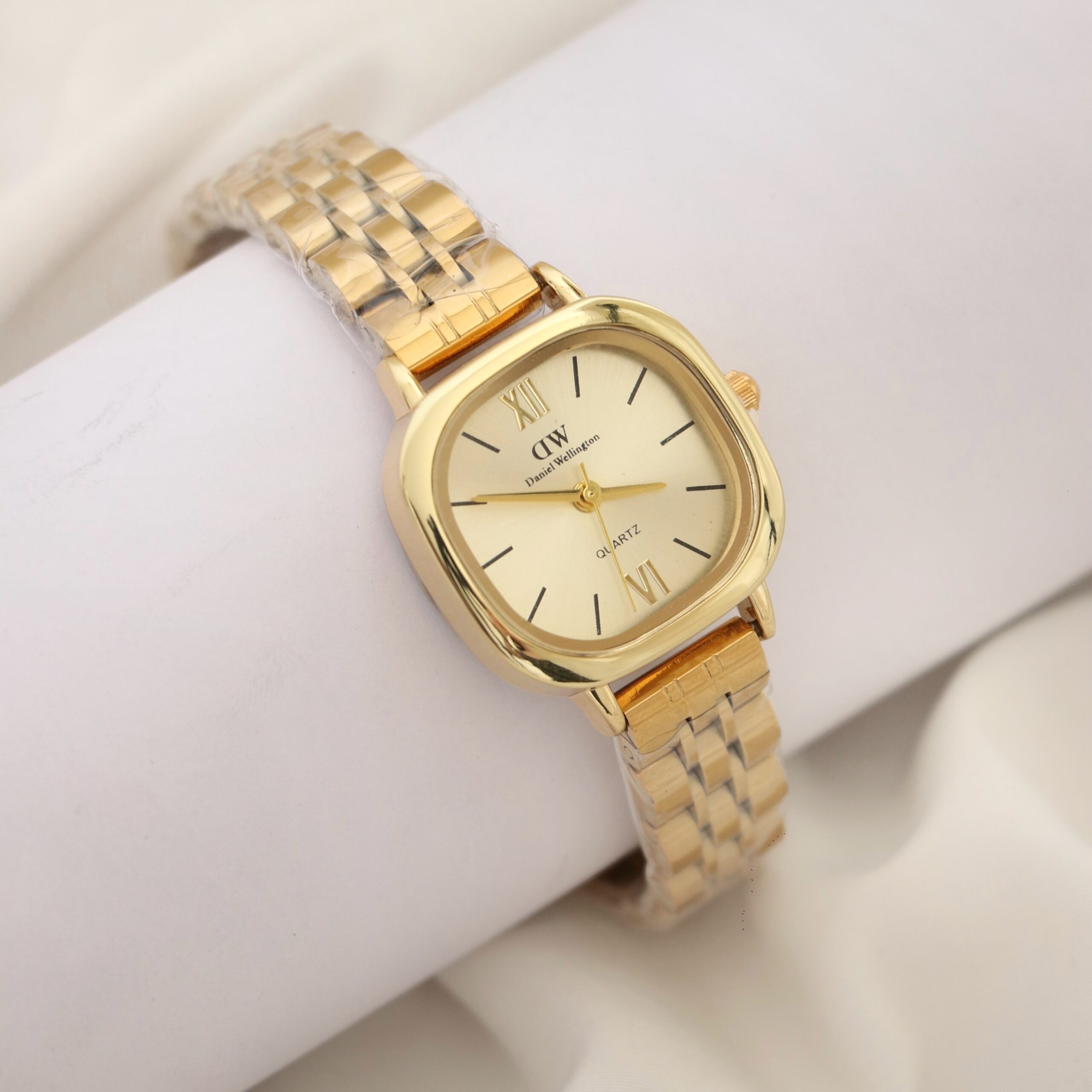 ۲۰۲۵۰۶۲۶۱۵۰۴۴۸_IMG_9622 ساعت dw صفحه مربع گلد - Image 1