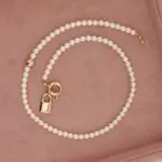 گردنبند مروارید و قفل