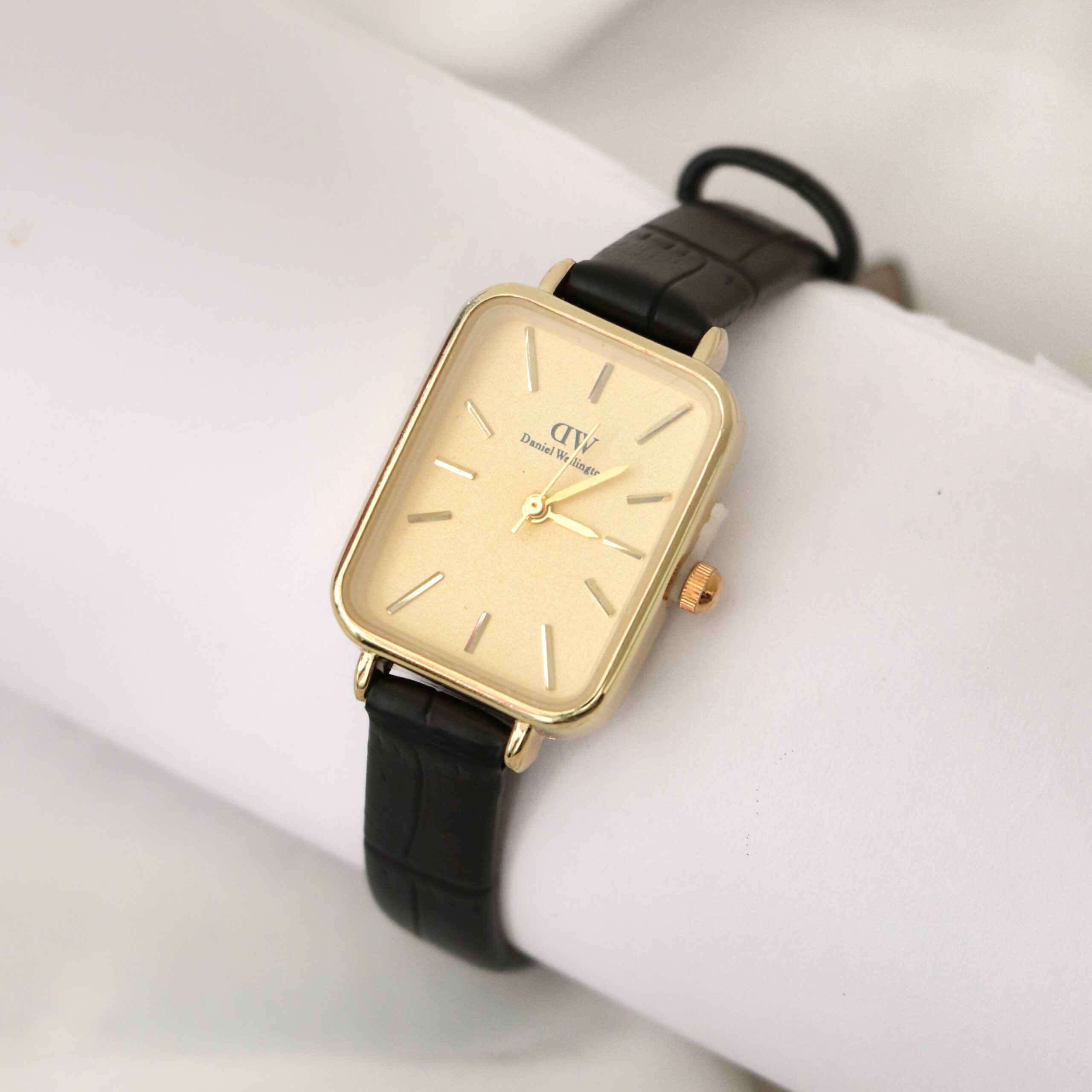 IMG_8541 ساعت چرمی دی دبلیوصفحه طلایی - Image 1